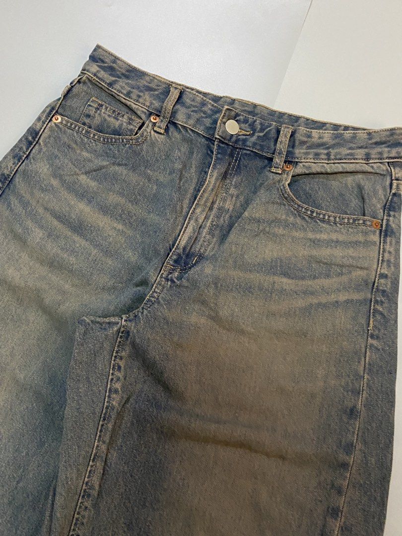 GU Mudwash Barrel Leg Jeans (Category: Jeans) located in Batangas. Submitted by aeons.attic (Listing ID 1469203187, Image 2). Description: Waist: 28-29 Length: 39 Hem: 9.2 Thighs: 13 Condition: Excellent Issue: none.