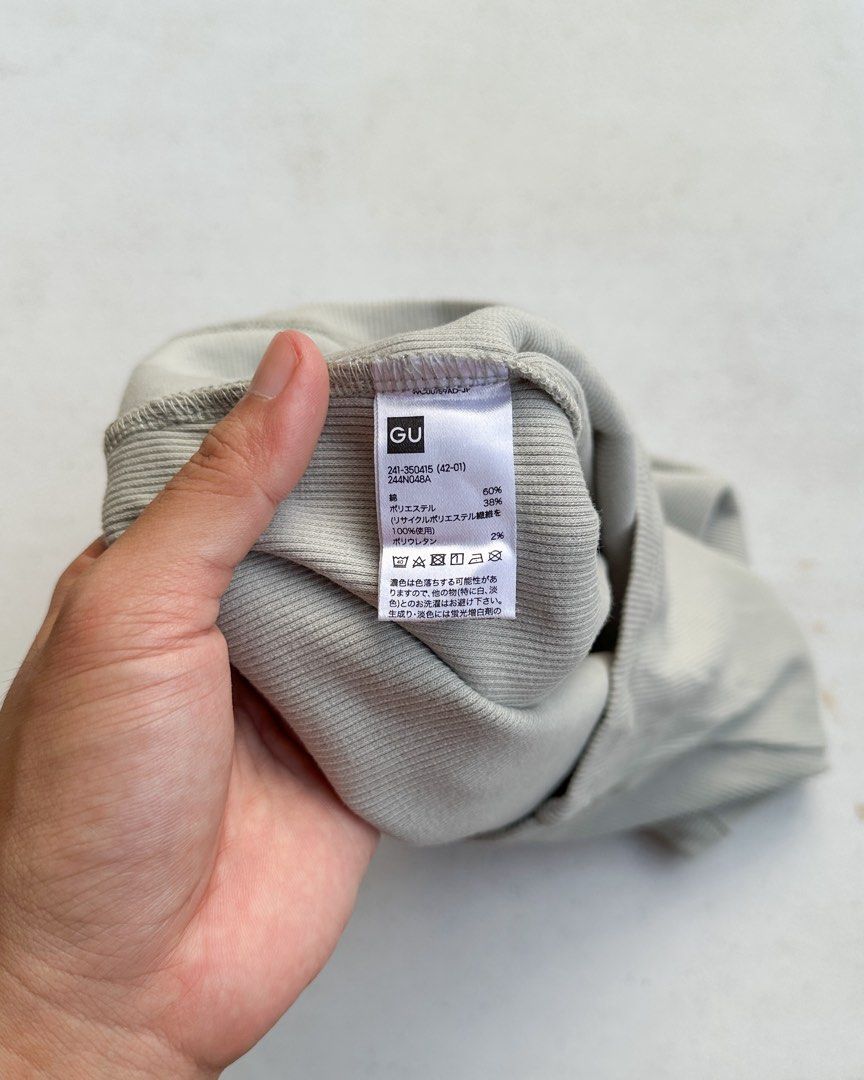 GU sleevelss (not padded( (Category: Sleeveless) located in Makati City. Submitted by badethskie (Listing ID 1469386301, Image 2). Description: No issue/flaws.