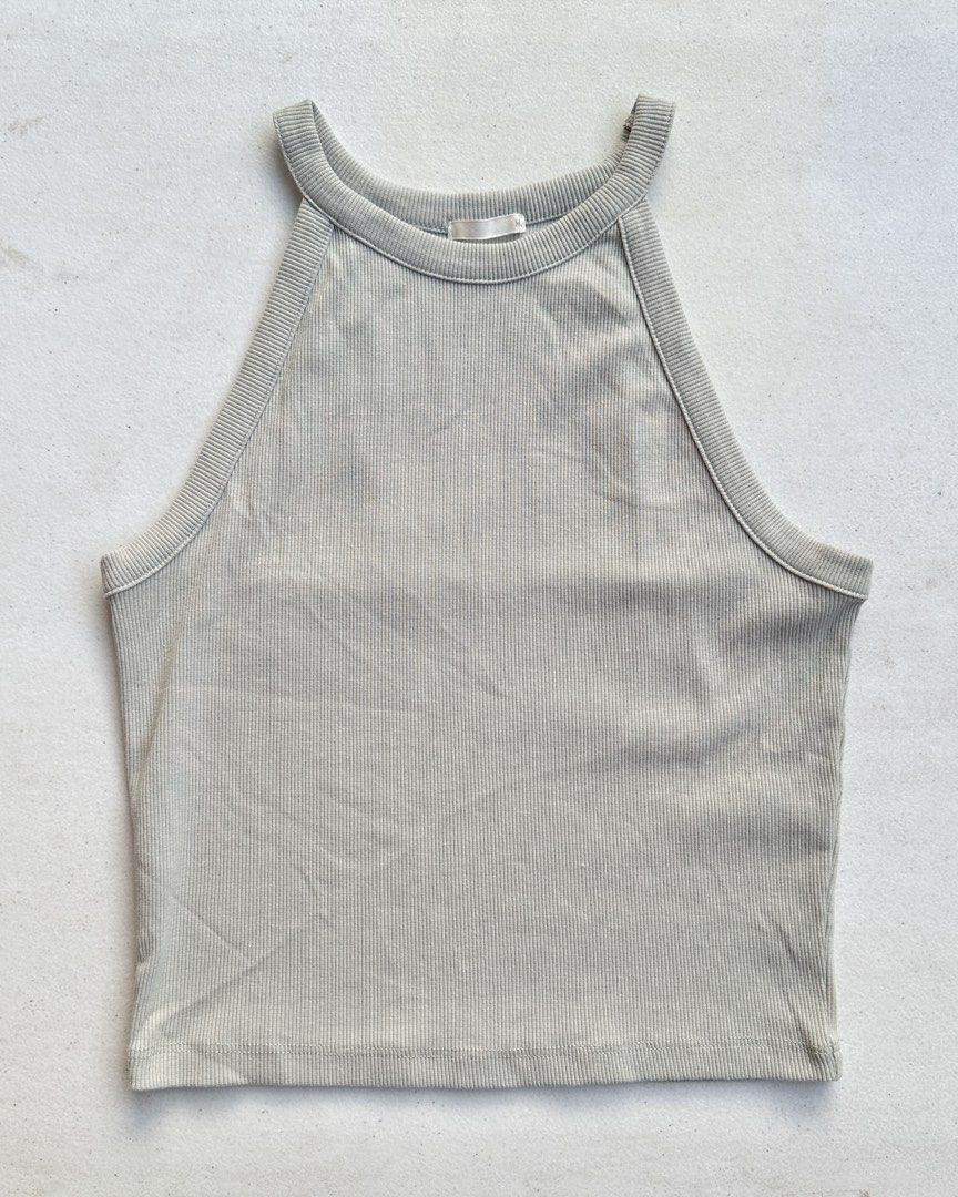 GU sleevelss (not padded( (Category: Sleeveless) located in Makati City. Submitted by badethskie (Listing ID 1469386301, Image 1). Description: No issue/flaws.