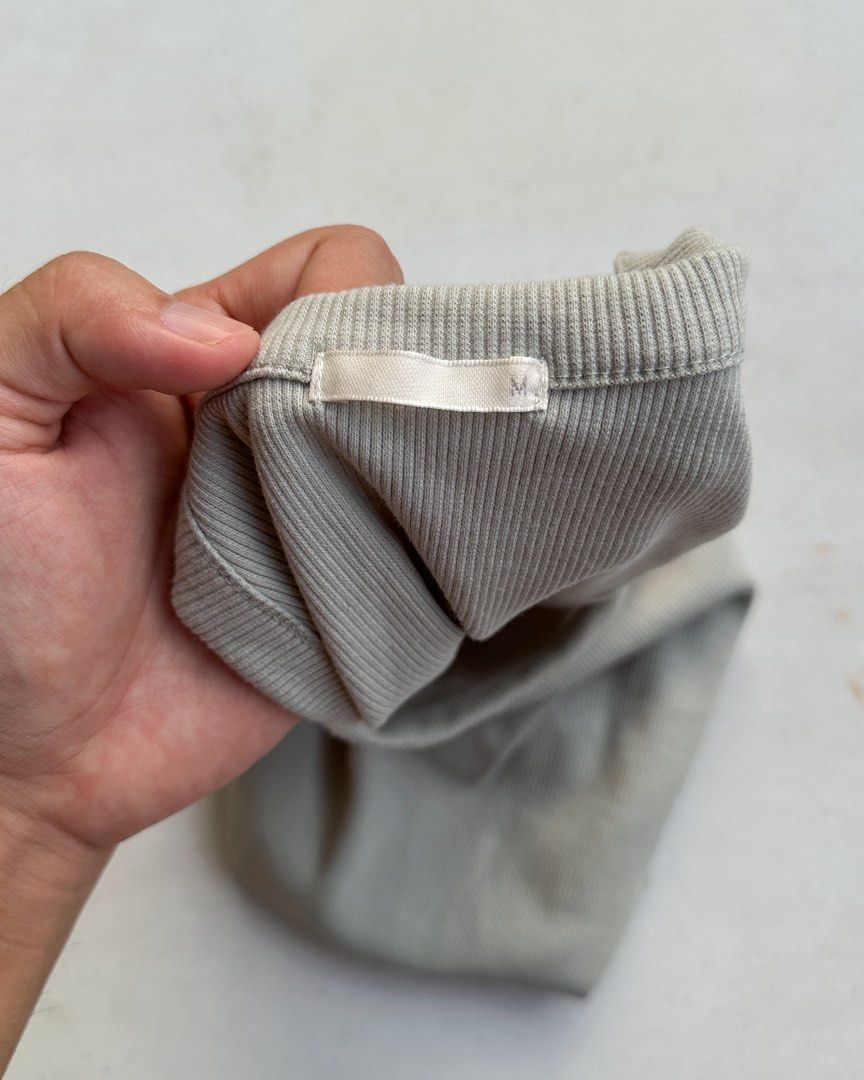 GU sleevelss (not padded( (Category: Sleeveless) located in Makati City. Submitted by badethskie (Listing ID 1469386301, Image 3). Description: No issue/flaws.