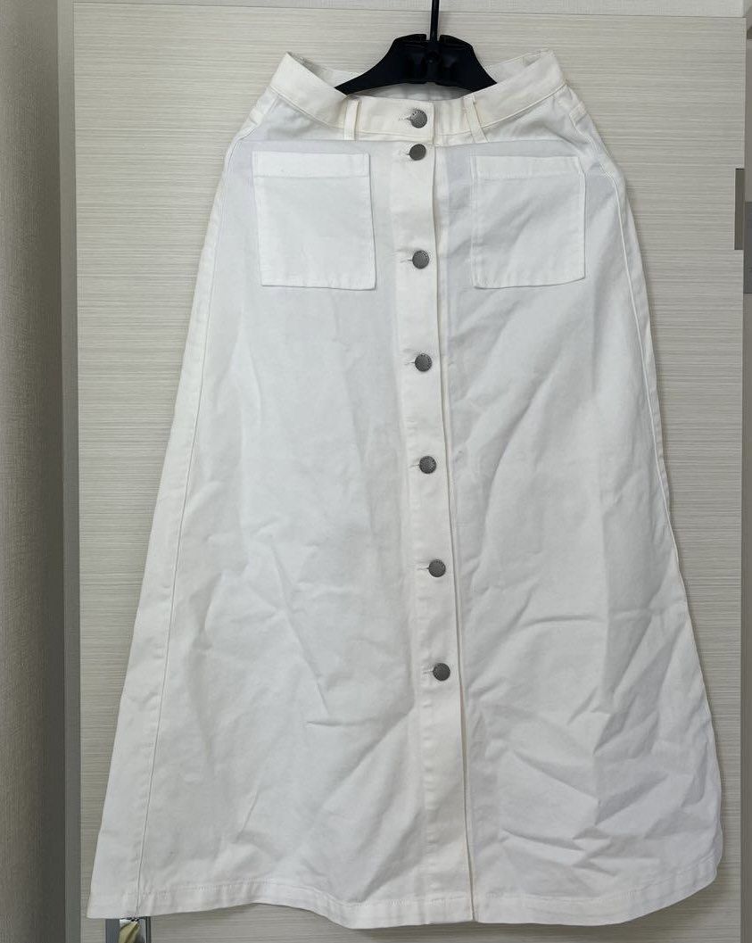 GU White Denim Button Front Skirt (Category: Skirts) located in Muntinlupa City. Submitted by caroucella (Listing ID 1469219412, Image 2). Description: GU Classic White A-line skirt with front button Two front pockets, belt loops, and clean back design with center seam Excellent condition Tag says M but fits S Waist 26 inches.