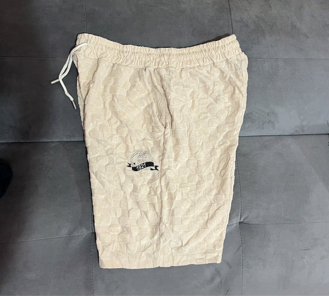 GUCCI (Category: Shorts) located in Ipil. Submitted by cris_1999_fire (Listing ID 1469195646, Image 3). Description: Gucci Waist:32-36 Length:20 Excellent condition No issue.