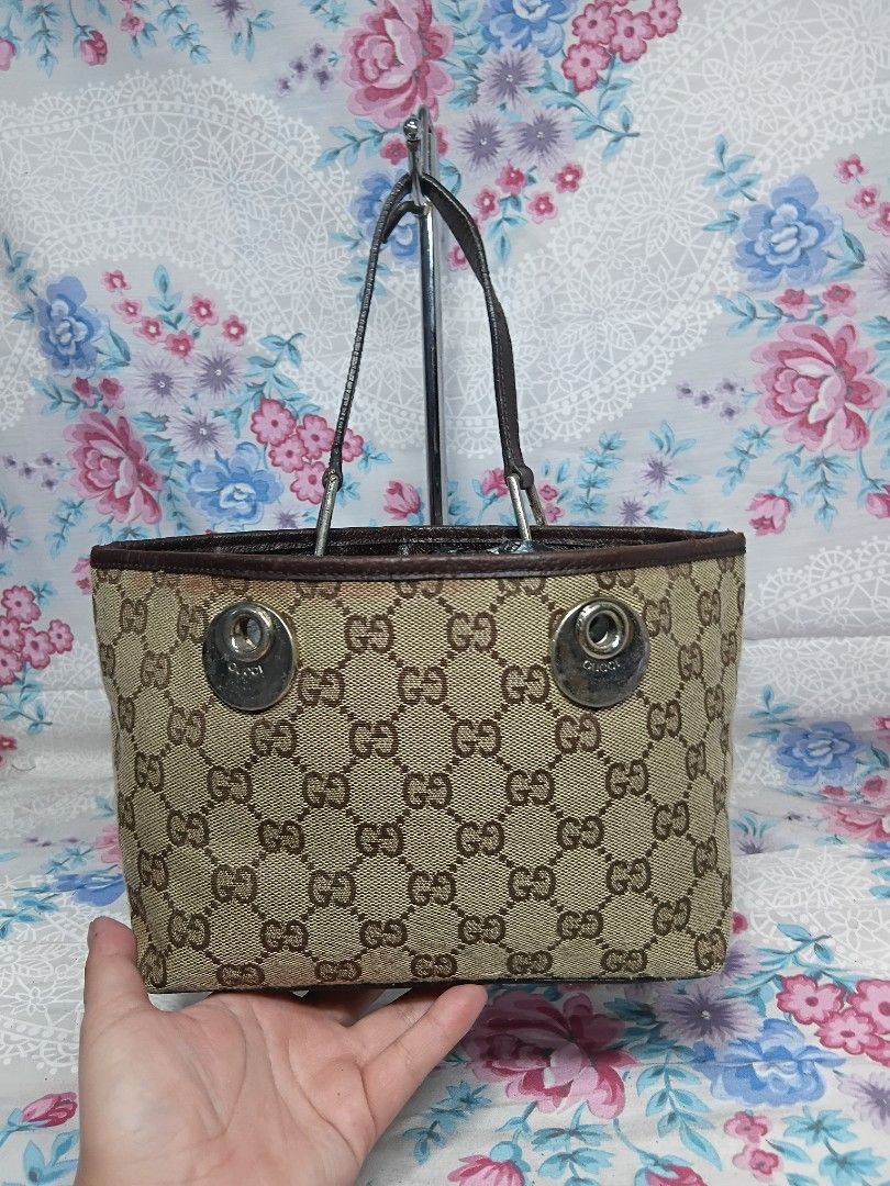 GUCCI BUCKET MINI BAG (Category: Shoulder Bags) located in General Mariano Alvarez. Submitted by adonid (Listing ID 1469210399, Image 1). Description: GUCCI BUCKET MINI BAG GOOD CONDITION NORMAL SIGN OF USAGE ONLY. ISSUE WALA NA YUNG ISA SLING NIYA.