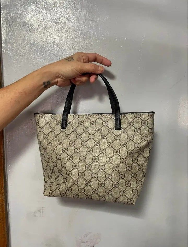 Gucci GG Supreme Tote Bag with Bird Patch (Category: Tote Bags) located in Gingoog City. Submitted by talianjeri27046 (Listing ID 1469226595, Image 2). Description: - Authentic Gucci tote in classic GG Supreme canvas - Eye-catching yellow and pink gingham bird patch on the front - Premium black leather top handles and trim - Vibrant yellow interior lining equipped with a convenient slip pocket and branded patch - Compact and lightweight design, i