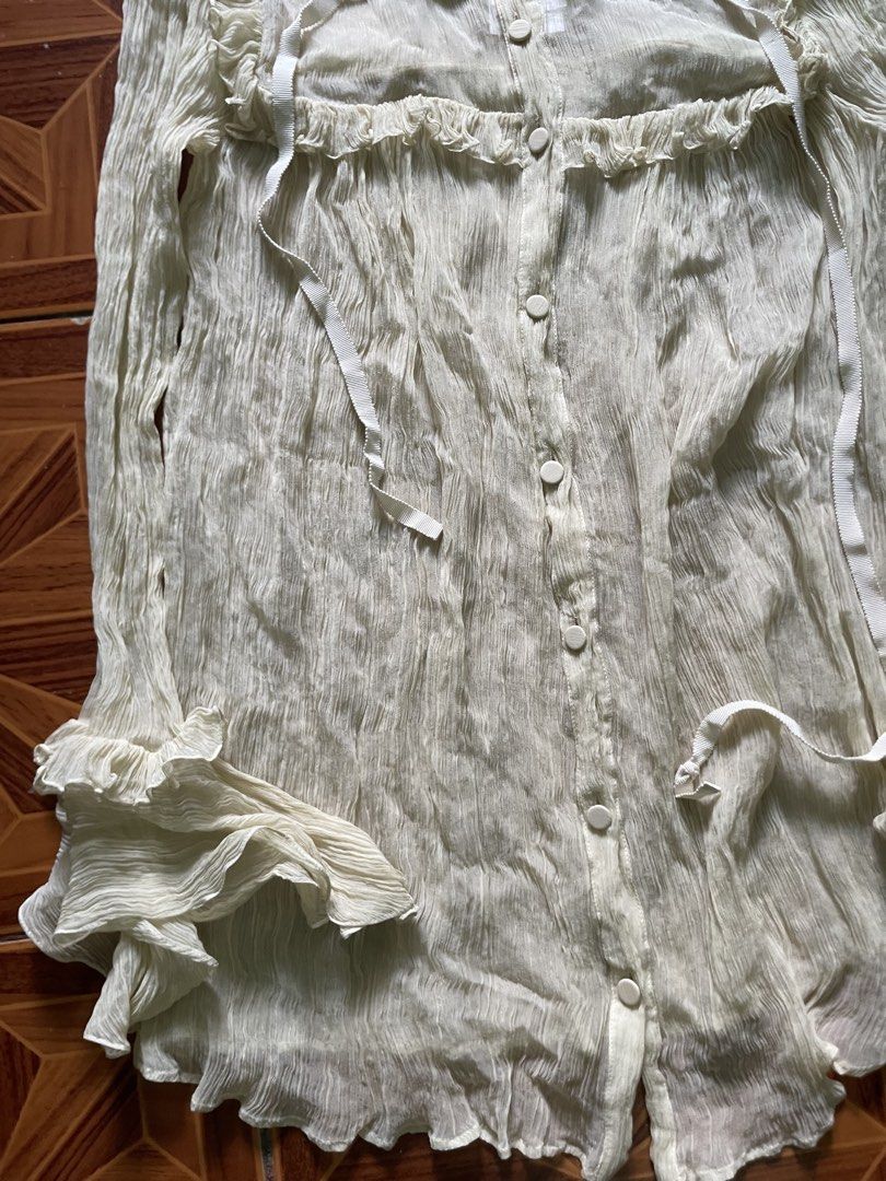 Gucci ruffled silk-chiffon blouse(Authentic) (Category: Luxury Apparel) located in Alegria. Submitted by deniseeee.21 (Listing ID 1469177541, Image 3). Description: Authentic no flaws size 36 womens.