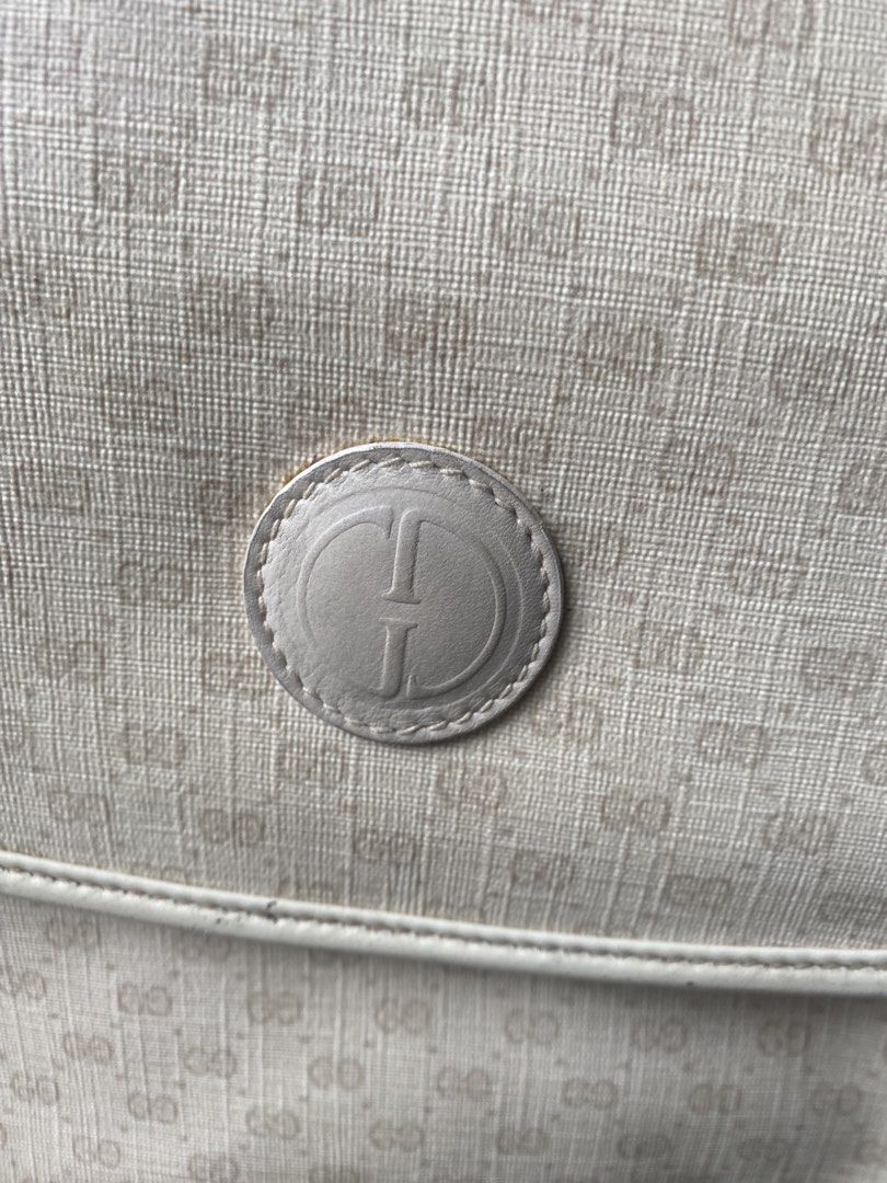 Gucci sling bag (Category: Luxury Bags & Wallets) located in Bacolod City. Submitted by chuchaystuffs (Listing ID 1469168580, Image 2). Description: .