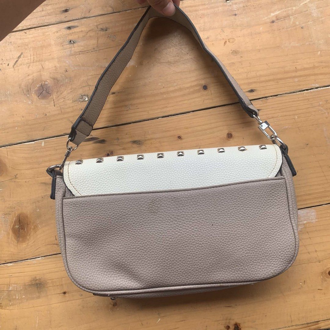 Guess Big G (Category: Shoulder Bags) located in Cavite. Submitted by miks_thrift (Listing ID 1469332401, Image 2). Description: Big G Guess Check the photo Nego.