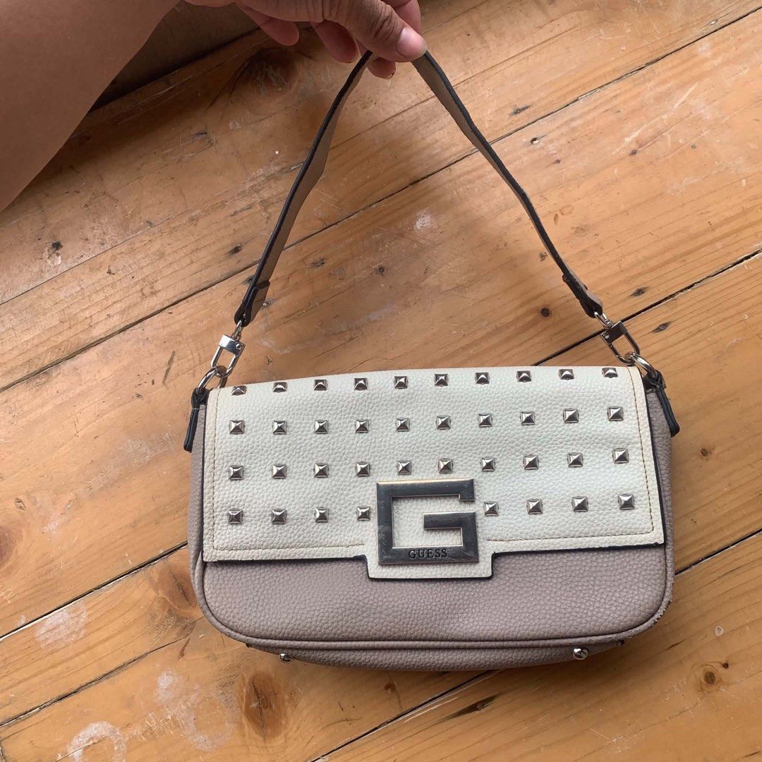 Guess Big G (Category: Shoulder Bags) located in Cavite. Submitted by miks_thrift (Listing ID 1469332401, Image 1). Description: Big G Guess Check the photo Nego.