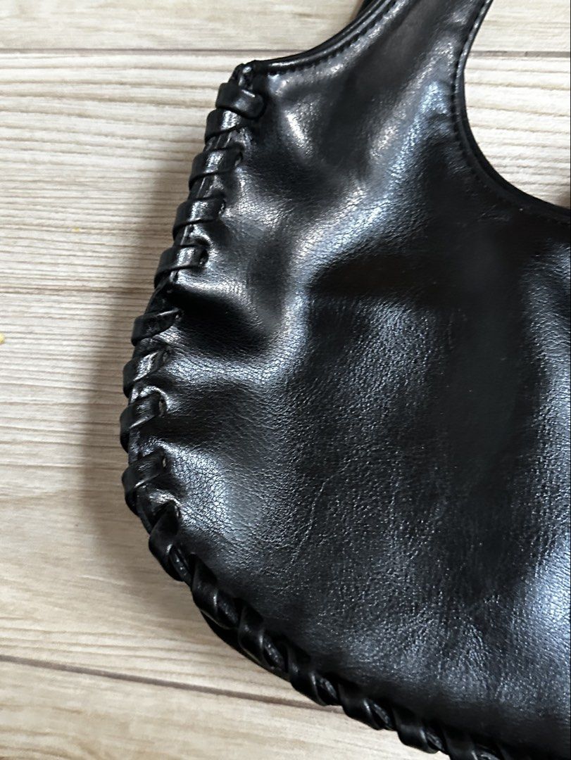 Guess Black Shoulder Bag with Silver Hardware Y2K (Category: Shoulder Bags) located in Manila. Submitted by b4n4n4milk (Listing ID 1469162905, Image 3). Description: - refer to pics for the condition.