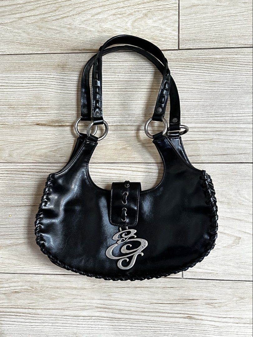 Guess Black Shoulder Bag with Silver Hardware Y2K (Category: Shoulder Bags) located in Manila. Submitted by b4n4n4milk (Listing ID 1469162905, Image 1). Description: - refer to pics for the condition.