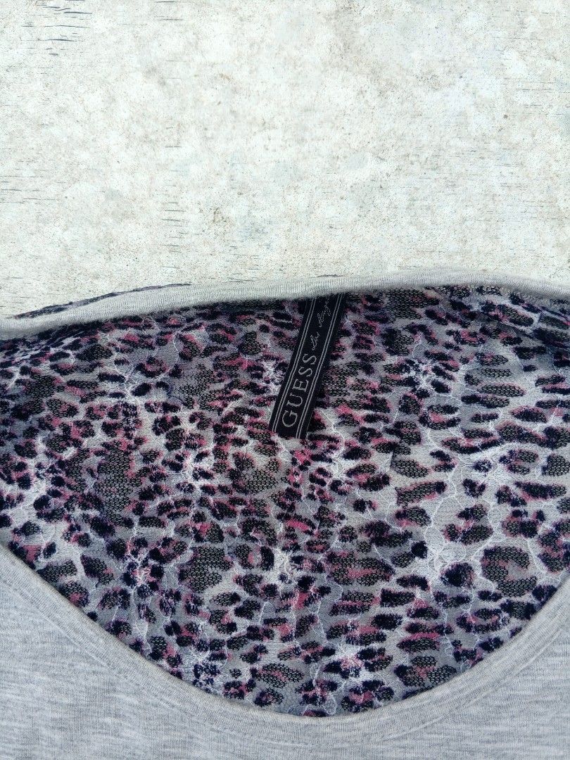 Guess Grey Leopard Print T-Shirt Size S (Category: Shirts) located in Magallanes. Submitted by thrift.culture2026 (Listing ID 1469178584, Image 2). Description: Good condition no issues 9/10 color rate L 23 W 22.