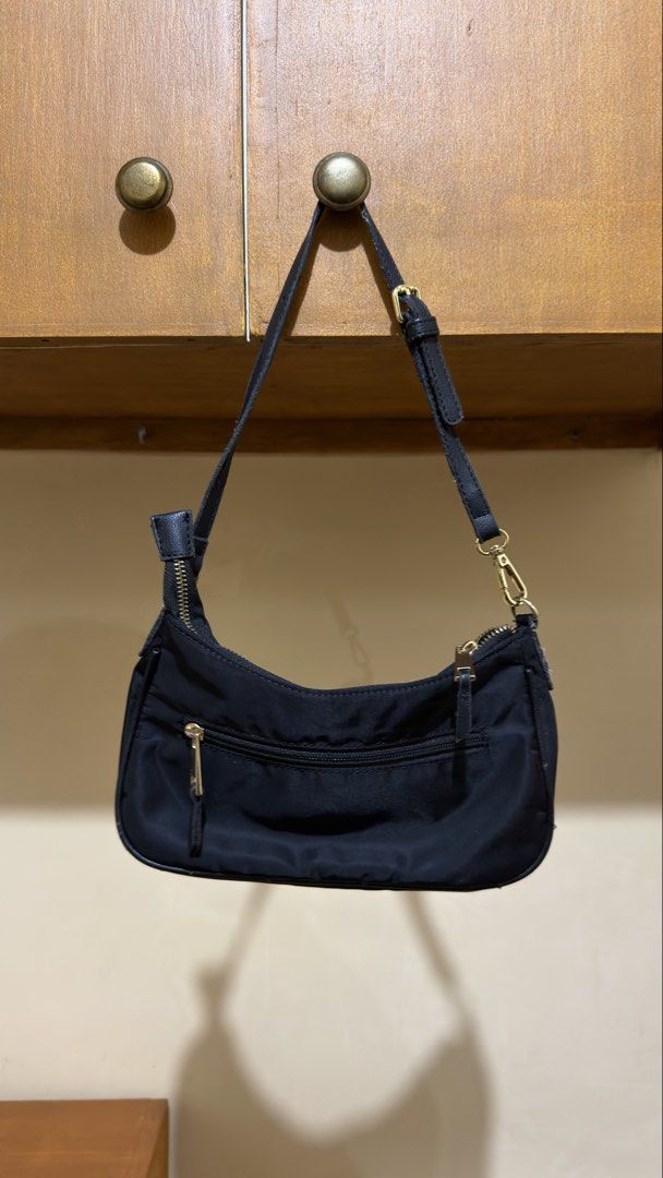 GUESS HOBO BAG (Category: Shoulder Bags) located in Manila. Submitted by urban.vintage (Listing ID 1469201871, Image 3). Description: ISSUE: NONE (NEED WASH) MOP :GCASH (NO COD) SHIP VIA: LALAMOVE & J&T LOCATION: PASIG CITY.