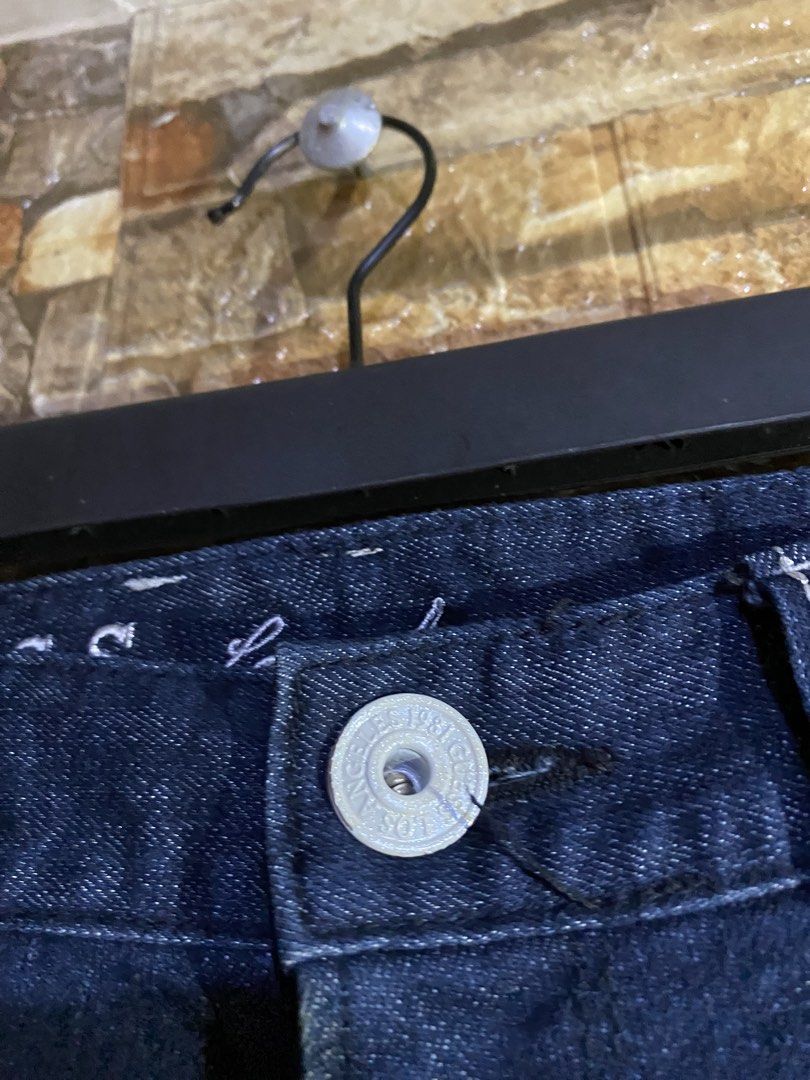 GUESS MEN JEANS (Category: Jeans) located in Cebu City. Submitted by arsenyong (Listing ID 1469272704, Image 3). Description: Waist:30-32 Length :42 Hem :7 Very good condition Issue:last pic .