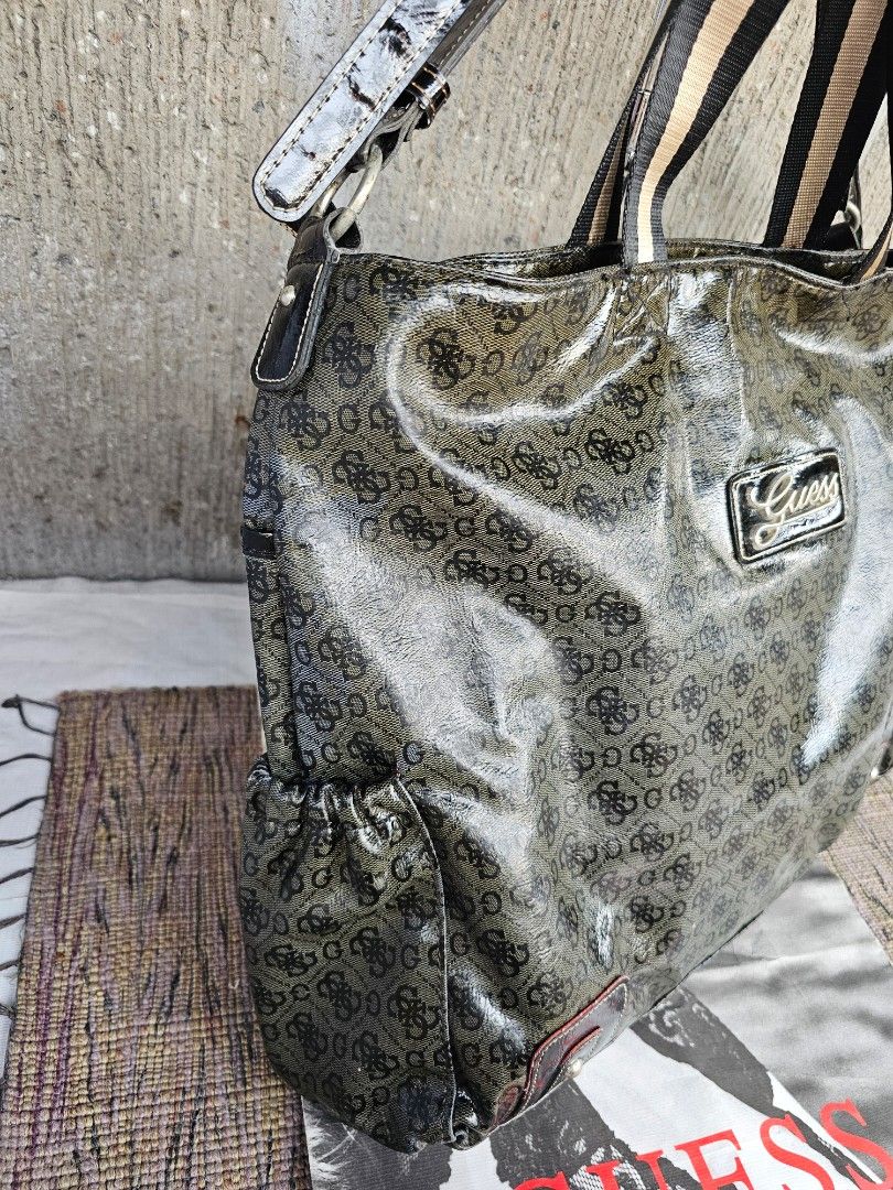 Guess monogram overnight bag (Category: Tote Bags) located in Manila. Submitted by onlinesmartshopping12 (Listing ID 1469311696, Image 3). Description: no issues except vintage bag.