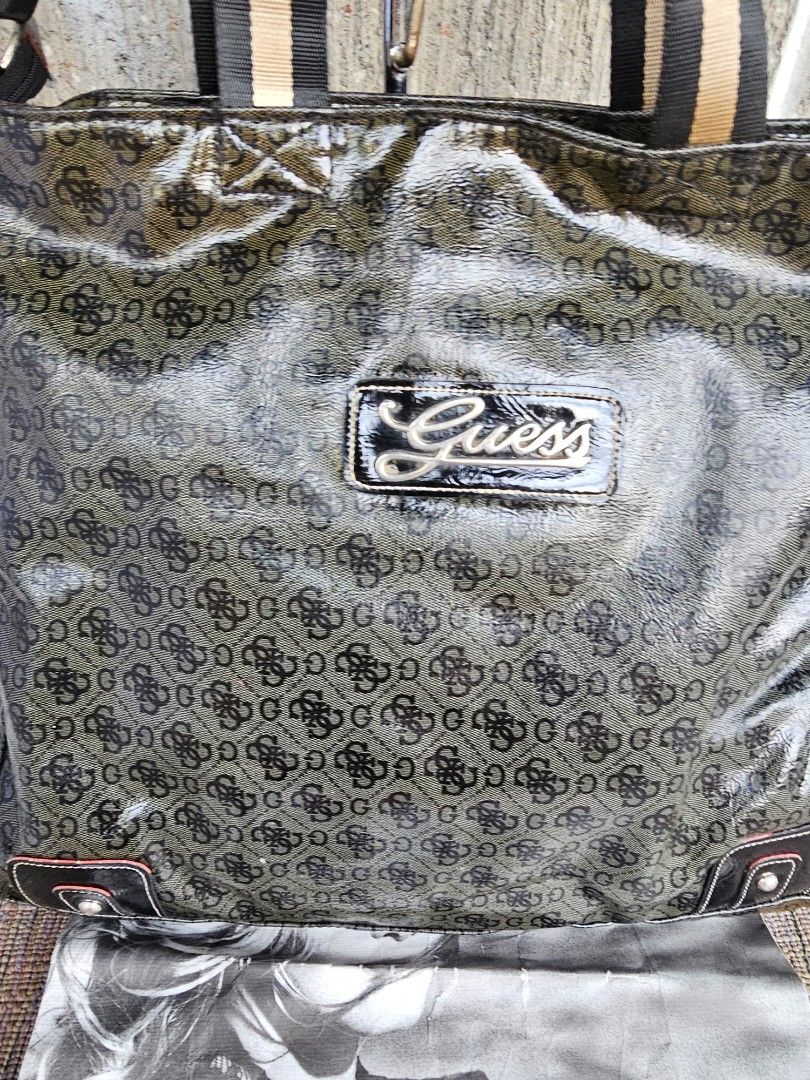 Guess monogram overnight bag (Category: Tote Bags) located in Manila. Submitted by onlinesmartshopping12 (Listing ID 1469311696, Image 2). Description: no issues except vintage bag.