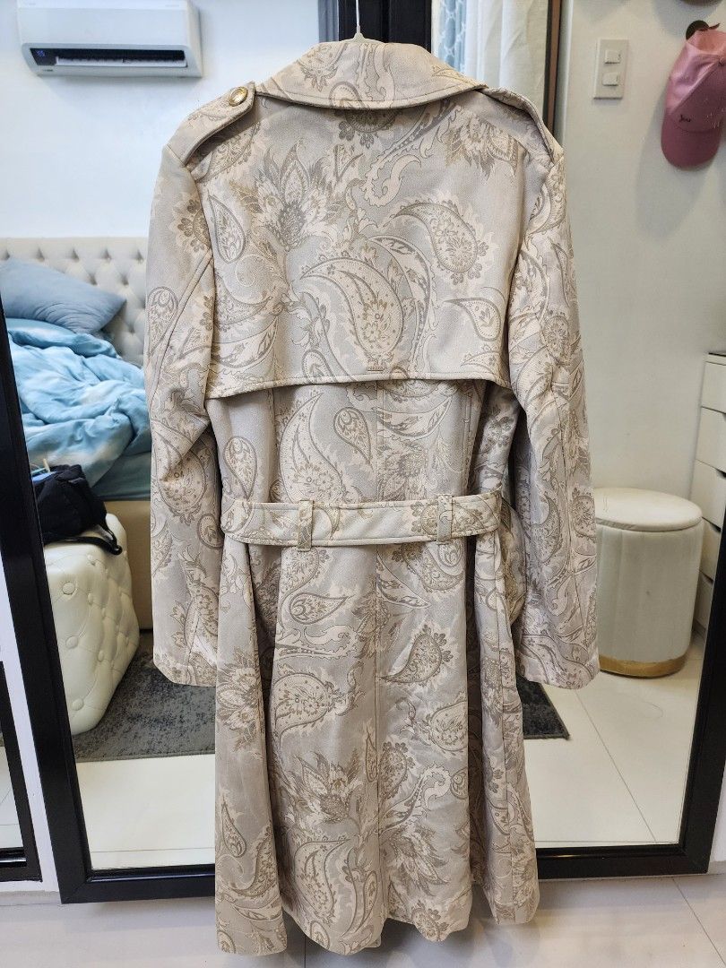 Guess Trench Coat Brandnew (Category: Coats, Jackets and Outerwear) located in Quezon City. Submitted by pinkyshang (Listing ID 1469235292, Image 2). Description: - Brand: Guess Vilma Suede Trench Coat - Size: Medium - Colorway: Beige and Grey with all-over Paisley Print - Closure: Double-breasted front with Gold-Toned logo buttons - Accessories: Includes matching waist belt - Details: Structured Collar and Lapels, with interior hanging chain tag