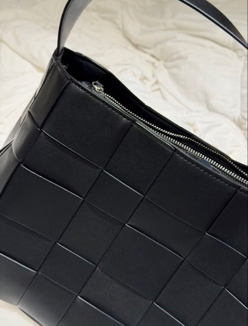 Gvn woven bag charcoal large (Category: Shoulder Bags) located in San Juan City. Submitted by prelovedstuff_01 (Listing ID 1469287064, Image 3). Description: GVN woven bag in Charcoal size Large 1.0 No flaws Like new W dust bag!.