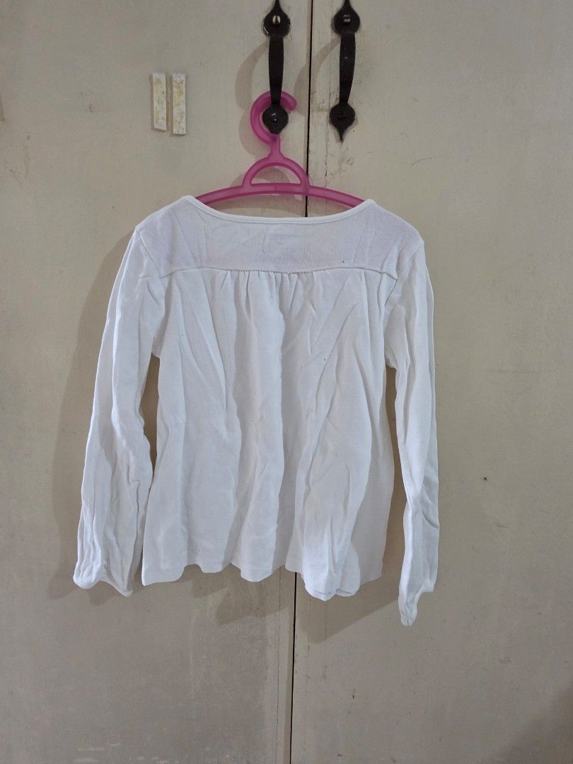 Gymboree White Long Sleeve Top Size 4T (Category: Babies & Kids Fashion) located in Manila. Submitted by dshopco (Listing ID 1469309249, Image 2). Description: - Brand: Gymboree - Size: 4T - Color: Solid white - Material: 100% cotton - Design: Two small decorative bow pockets near the hem - Neckline: Round neck with subtle gathering details Please manage expectations as this is preloved. Color may vary vs actual due to lighting. .