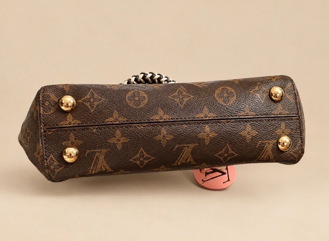 Handbag with Braided Handle (Category: Shoulder Bags) located in Manila. Submitted by michaela_heartfilia (Listing ID 1469193661, Image 3). Description: Handbag with Braided Handle.