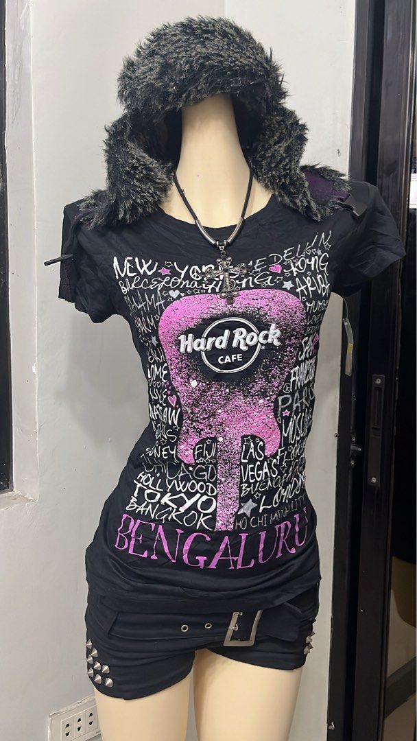 Hard Rock Cafe grunge tee (Category: Shirts) located in Caloocan City. Submitted by onlyfromthepast (Listing ID 1469252473, Image 2). Description: 9/10 condition Medium ✅My bio before purchasing tia💕 ✅ All items are fresh from bales, Pls expect dirt,dust or stains.