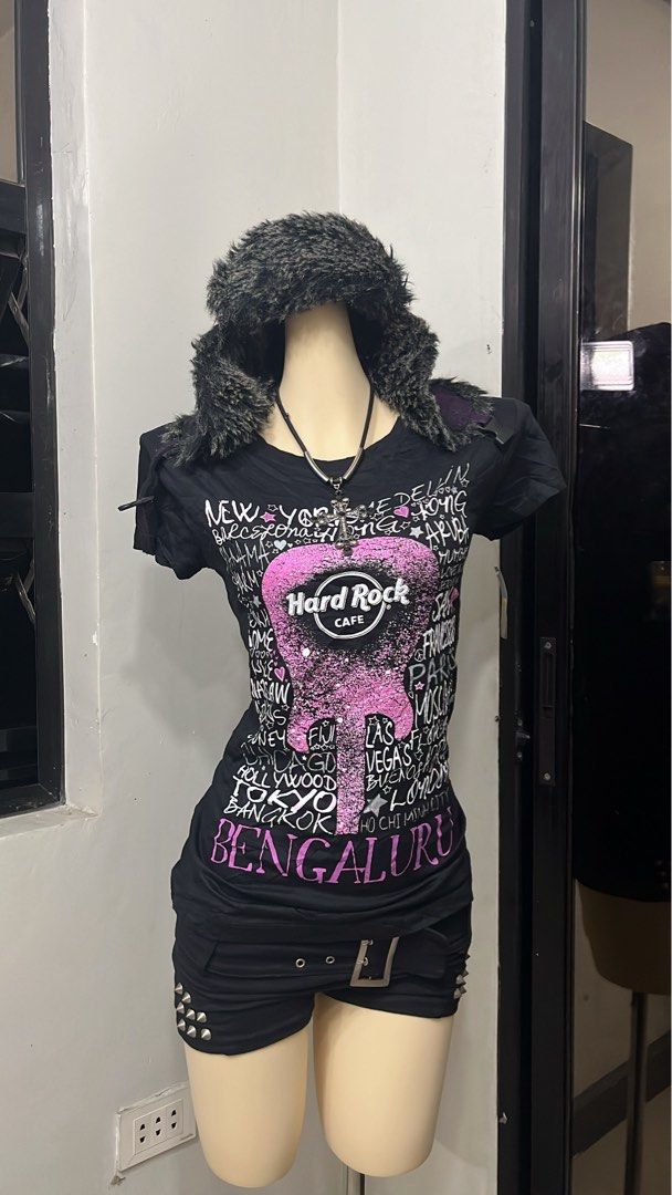Hard Rock Cafe grunge tee (Category: Shirts) located in Caloocan City. Submitted by onlyfromthepast (Listing ID 1469252473, Image 1). Description: 9/10 condition Medium ✅My bio before purchasing tia💕 ✅ All items are fresh from bales, Pls expect dirt,dust or stains.
