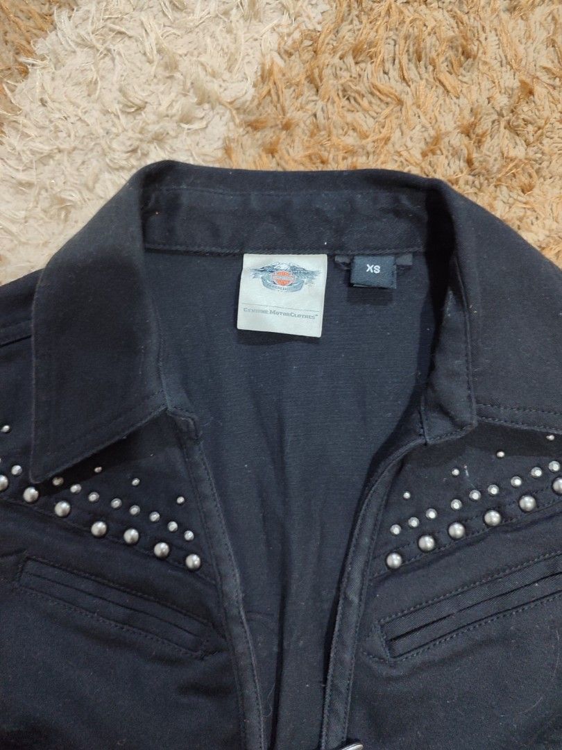 HARLEY DAVIDSON STUDDED VEST (Category: Sleeveless) located in Pagadian. Submitted by miraculouspat (Listing ID 1469382511, Image 2). Description: L 21 W 14 10/10 COLOR NO ISSUE AUTHENTIC COLOR MAY VARY DUE TO LIGHT.