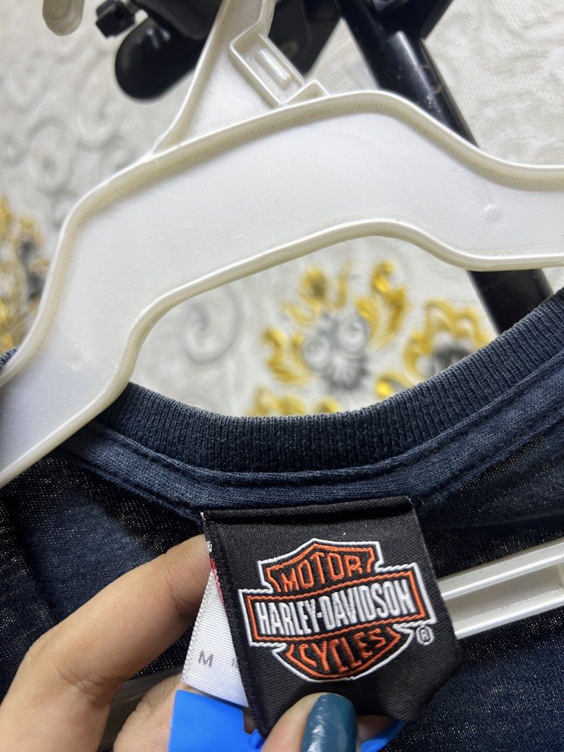 Harley-Davidson Budapest Hungary Engine Graphic T-Shirt (Category: Tshirts & Polo Shirts ) located in Manila. Submitted by irenekaren57943 (Listing ID 1469166519, Image 3). Description: 𒊹︎ Harley Davidson Budapest Graphic T-Shirt ➤ 𝟐𝟎.𝟓 𝐖 | 𝟐𝟗 𝐋 (𝐌-𝐋) ➤ 𝟗.𝟓 | 𝐄𝐱𝐜𝐞𝐥𝐥𝐞𝐧𝐭 ➤ 𝐍𝐨 𝐈𝐬𝐬𝐮𝐞 .
