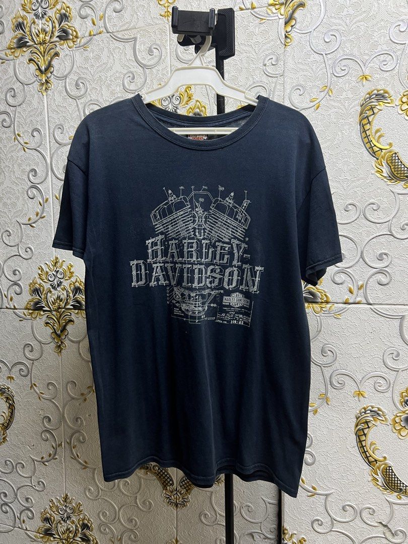 Harley-Davidson Budapest Hungary Engine Graphic T-Shirt (Category: Tshirts & Polo Shirts ) located in Manila. Submitted by irenekaren57943 (Listing ID 1469166519, Image 1). Description: 𒊹︎ Harley Davidson Budapest Graphic T-Shirt ➤ 𝟐𝟎.𝟓 𝐖 | 𝟐𝟗 𝐋 (𝐌-𝐋) ➤ 𝟗.𝟓 | 𝐄𝐱𝐜𝐞𝐥𝐥𝐞𝐧𝐭 ➤ 𝐍𝐨 𝐈𝐬𝐬𝐮𝐞 .
