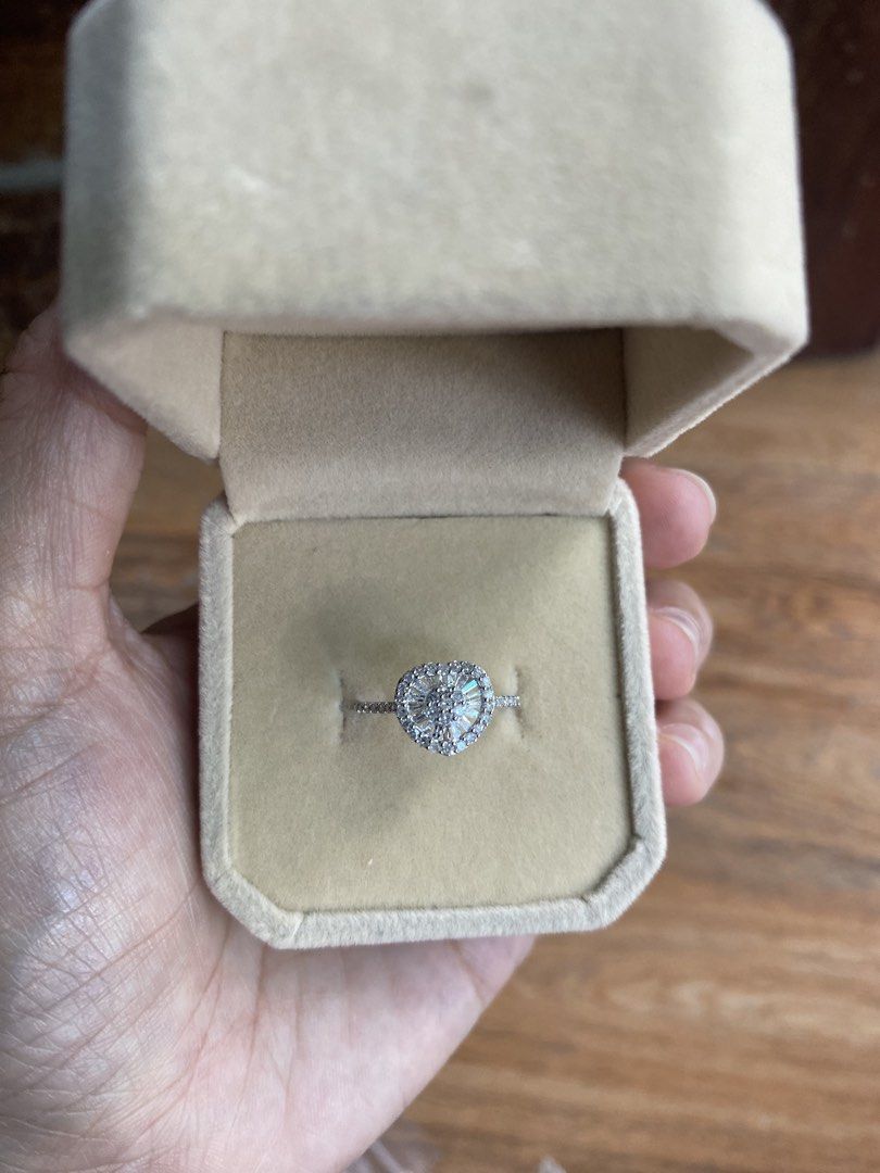 Heart Ring design w/ Diamonds (Category: Rings) located in Manila. Submitted by jen_abon (Listing ID 1469192470, Image 1). Description: 💎18K / 1.1 grams / Natural Diamonds 💎 No certificate 💎 Pawnable.