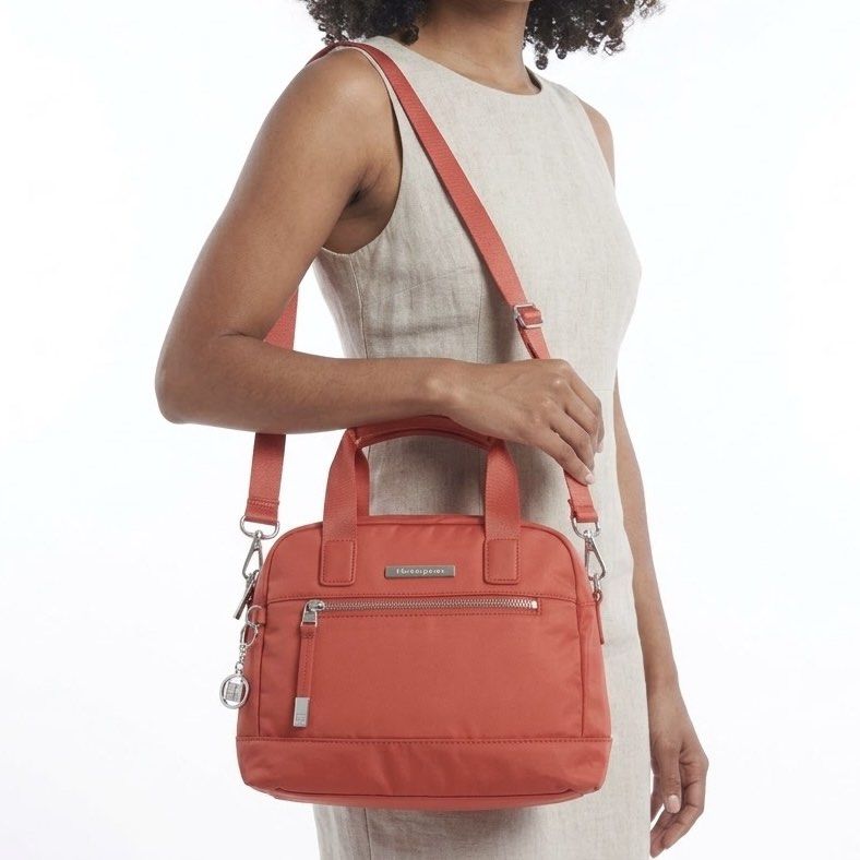 HEDGREN Radiance Baked Apple Shoulderbag (Category: Shoulder Bags) located in Bauang. Submitted by thriftypockets92 (Listing ID 1469181270, Image 2). Description: .