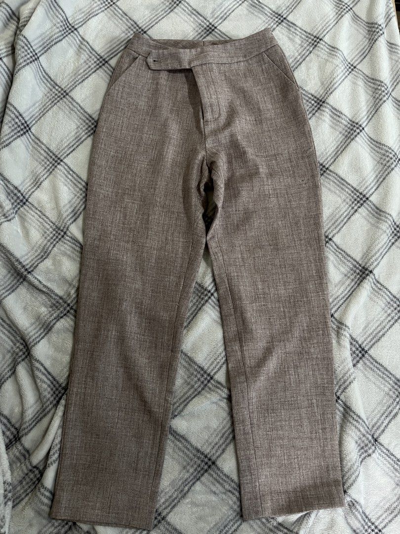 high-waisted trousers 26in (Category: Other Bottoms) located in Baguio. Submitted by gbwardrobe (Listing ID 1469251148, Image 1). Description: - Color/Pattern: Brown heathered - Fit: Straight leg cut with a structured waistband - Features: Convenient side pockets - Fabric: Soft textured material - Styling: Versatile for work or casual outings, easy to match with blouses or basic tees.
