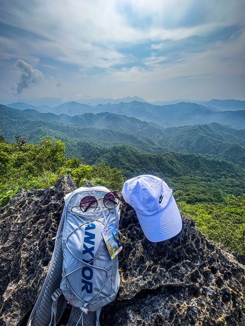 Hiking water bag (Category: Hiking & Camping) located in Pasig City. Submitted by swapwithme (Listing ID 1469345895, Image 1). Description: Used once lang po sa hike ko. 9/10 condition Bagong laba nadin po yan, kaya gagamitin mo nalang agad.🙂.