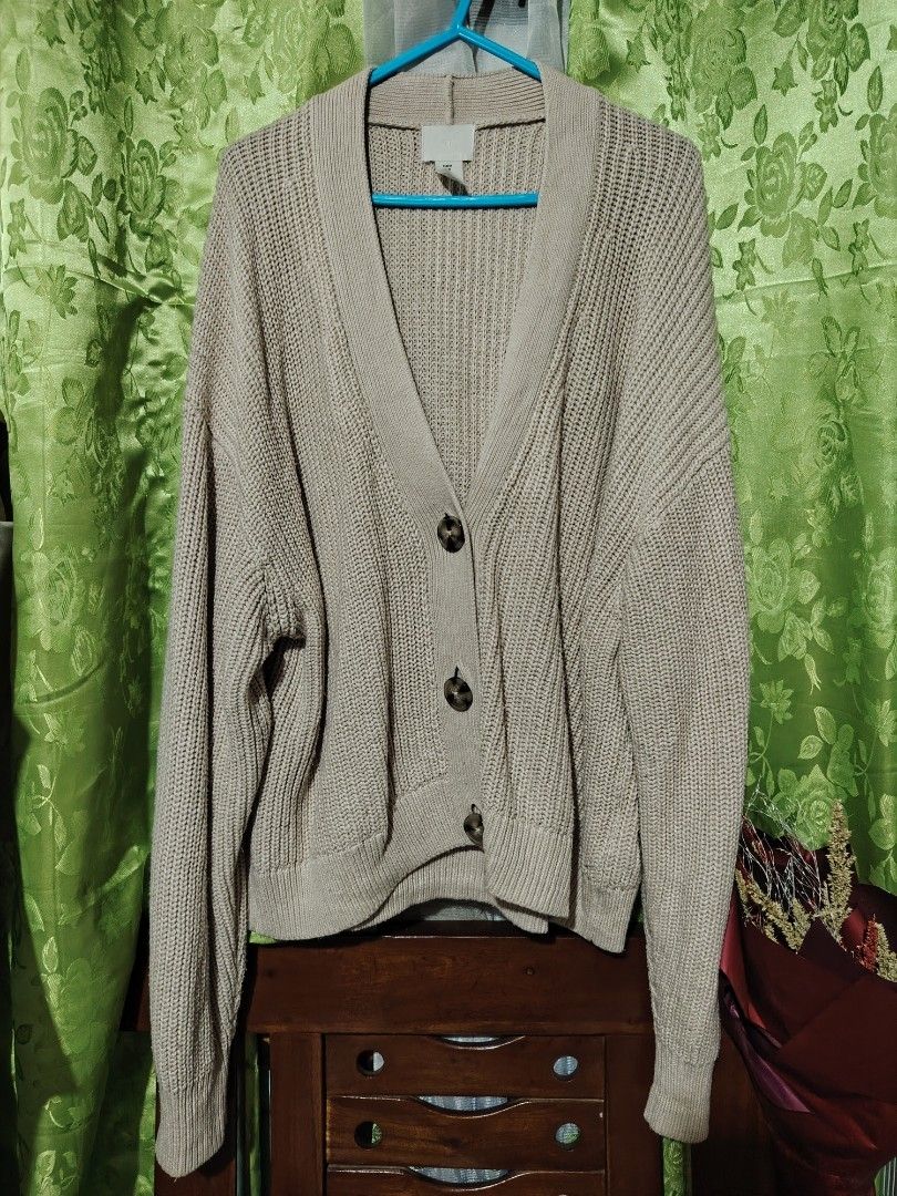 H&M Beige Knit Cardigan Size M (Category: Coats, Jackets and Outerwear) located in Santa Rosa. Submitted by RRRR0520 (Listing ID 1469207094, Image 1). Description: - Brand: H&M - Condition: Brand new with tag attached - Size: Medium - Color: Beige - Material: Soft cotton and acrylic blend - Design: Chunky knit texture, V-neckline, marbled brown buttons, long sleeves, ribbed cuffs and hem, relaxed fit.