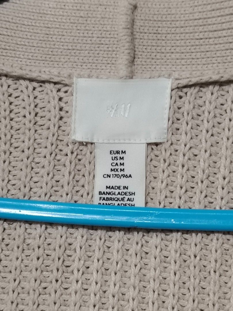 H&M Beige Knit Cardigan Size M (Category: Coats, Jackets and Outerwear) located in Santa Rosa. Submitted by RRRR0520 (Listing ID 1469207094, Image 2). Description: - Brand: H&M - Condition: Brand new with tag attached - Size: Medium - Color: Beige - Material: Soft cotton and acrylic blend - Design: Chunky knit texture, V-neckline, marbled brown buttons, long sleeves, ribbed cuffs and hem, relaxed fit.