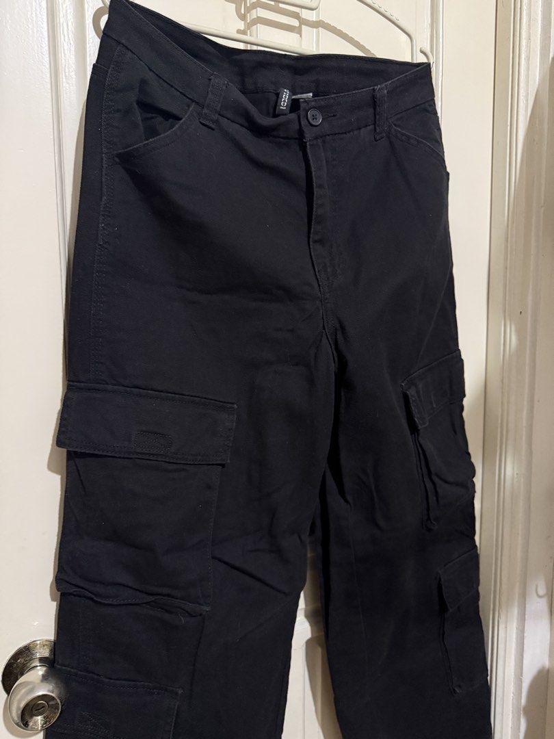 H&M Black Cargo Pants (Category: Jeans) located in Marikina City. Submitted by louvy.r (Listing ID 1469385411, Image 3). Description: .