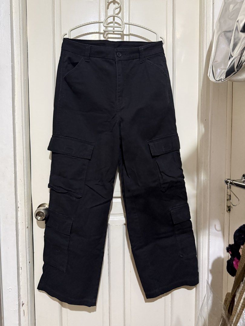 H&M Black Cargo Pants (Category: Jeans) located in Marikina City. Submitted by louvy.r (Listing ID 1469385411, Image 1). Description: .