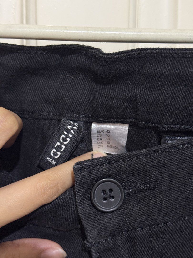 H&M Black Cargo Pants (Category: Jeans) located in Marikina City. Submitted by louvy.r (Listing ID 1469385411, Image 2). Description: .