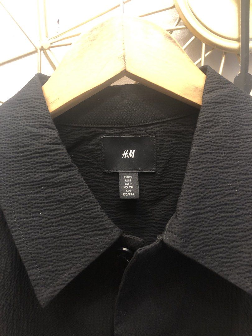 H&M Black Textured Pleated Polo Button Down (Category: Shirts) located in Manila. Submitted by archivez (Listing ID 1469311650, Image 2). Description: - Brand: H&M textured pleated polo button down (camisa vibes) - pede pang formal - NEVER BEEN USED 1,499srp - Size: Small (EUR S / US S) - Fits medium frame 650+sf only!.