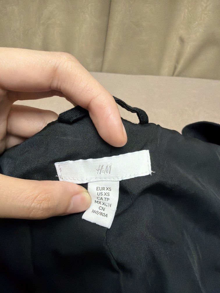 H&M Black Vest Button Down Cropped Top (Category: Sleeveless) located in Las Pinas. Submitted by thealyssacloset (Listing ID 1469237877, Image 2). Description: .