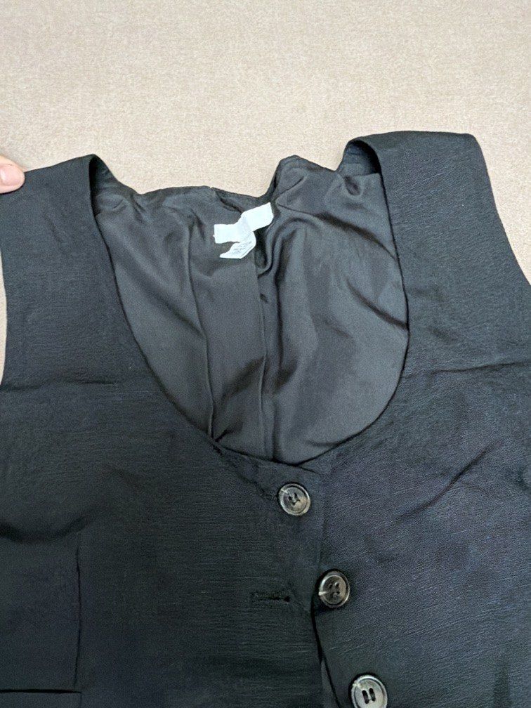 H&M Black Vest Button Down Cropped Top (Category: Sleeveless) located in Las Pinas. Submitted by thealyssacloset (Listing ID 1469237877, Image 3). Description: .