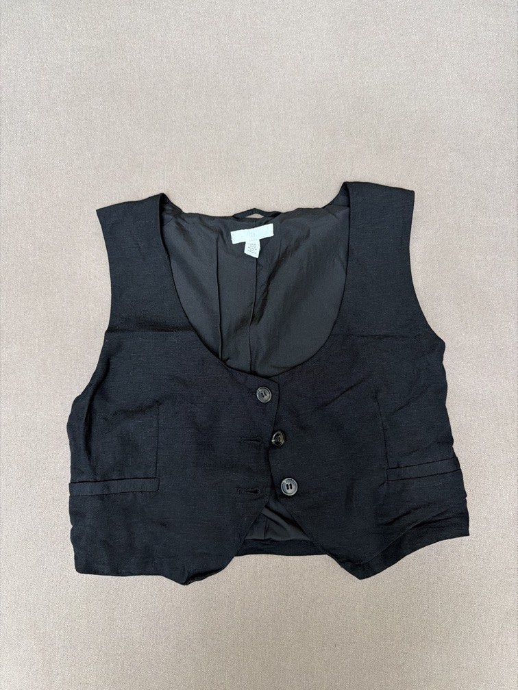 H&M Black Vest Button Down Cropped Top (Category: Sleeveless) located in Las Pinas. Submitted by thealyssacloset (Listing ID 1469237877, Image 1). Description: .