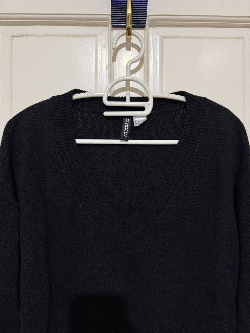 H&M Black V-Neck Knit Sweater (Category: Longsleeves) located in Marikina City. Submitted by louvy.r (Listing ID 1469319596, Image 1). Description: .