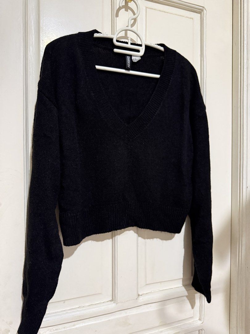 H&M Black V-Neck Knit Sweater (Category: Longsleeves) located in Marikina City. Submitted by louvy.r (Listing ID 1469319596, Image 2). Description: .