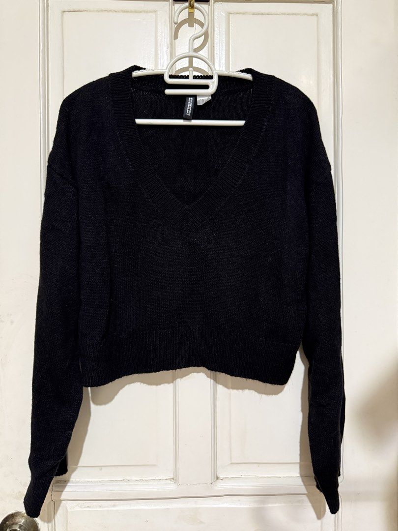 H&M Black V-Neck Knit Sweater (Category: Longsleeves) located in Marikina City. Submitted by louvy.r (Listing ID 1469319596, Image 3). Description: .
