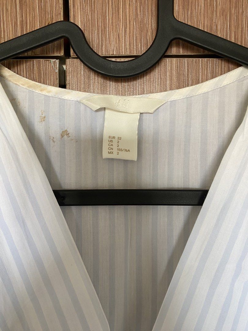H&M blouse (Category: Sleeveless) located in Paranaque City. Submitted by declutterbykat (Listing ID 1469180205, Image 3). Description: ‼️ haa yellow stains and spots near the neckline and collar area 🔖 rfs: decluttering 📍 parañaque city 💸 mop: gcash or maya only 🚖 mod: lalamove, grab, or jnt .