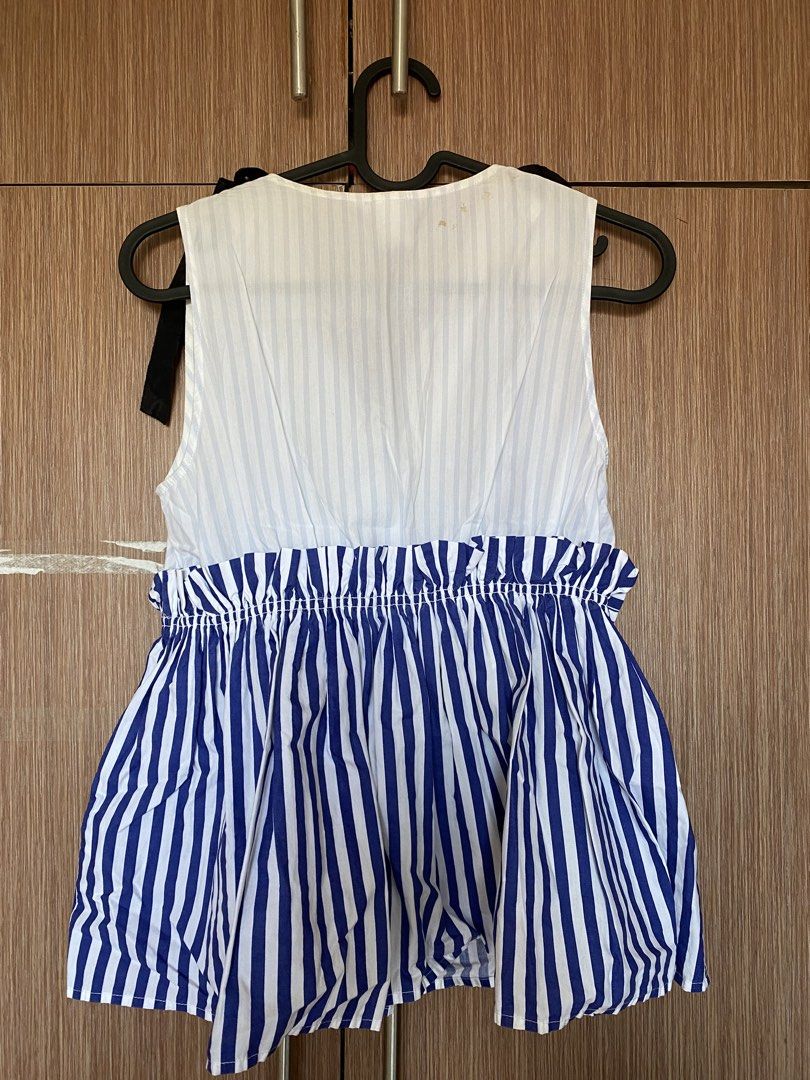 H&M blouse (Category: Sleeveless) located in Paranaque City. Submitted by declutterbykat (Listing ID 1469180205, Image 2). Description: ‼️ haa yellow stains and spots near the neckline and collar area 🔖 rfs: decluttering 📍 parañaque city 💸 mop: gcash or maya only 🚖 mod: lalamove, grab, or jnt .