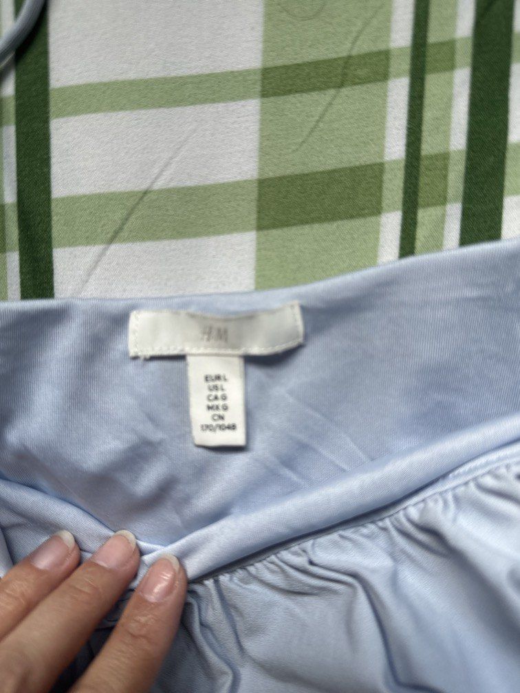 H&M Bubble/ Cloud top (Category: Others Tops) located in Pasig City. Submitted by kaelsy (Listing ID 1469216275, Image 2). Description: With minimal stain as seen in the photo.