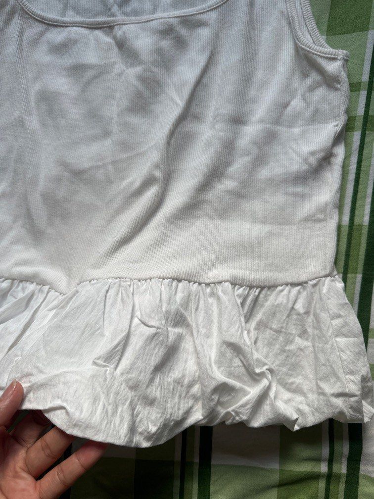 H&M bubble tank top (Category: Sleeveless) located in Pasig City. Submitted by kaelsy (Listing ID 1469236825, Image 2). Description: .