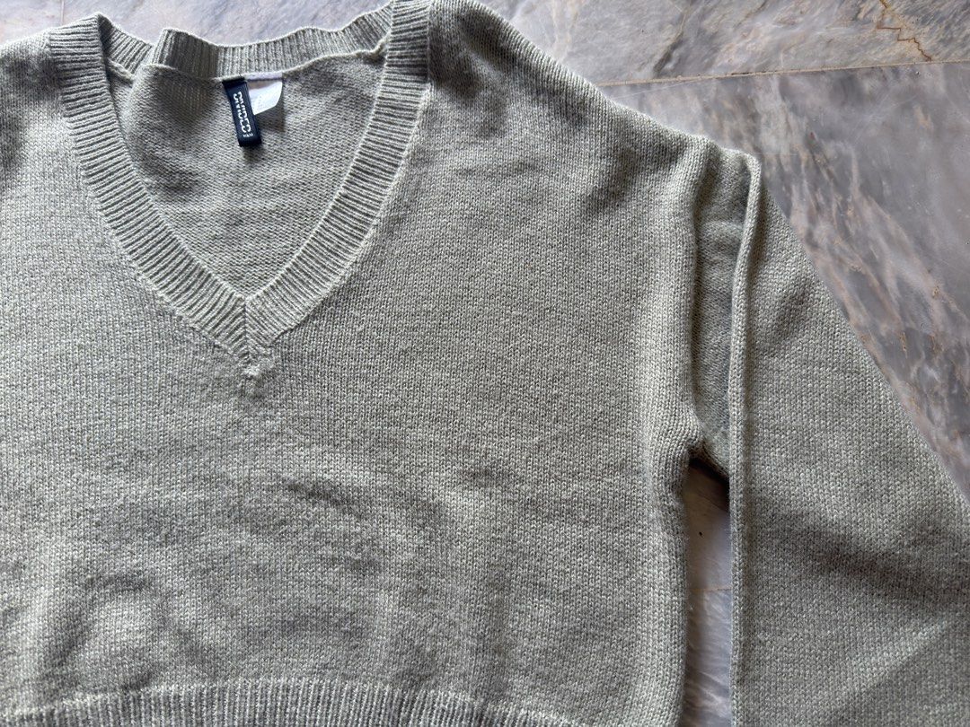 H&M Cardigan Top Longsleeve (Category: Longsleeves) located in Cainta. Submitted by veronicasdeclutter (Listing ID 1469172626, Image 2). Description: - never been used.