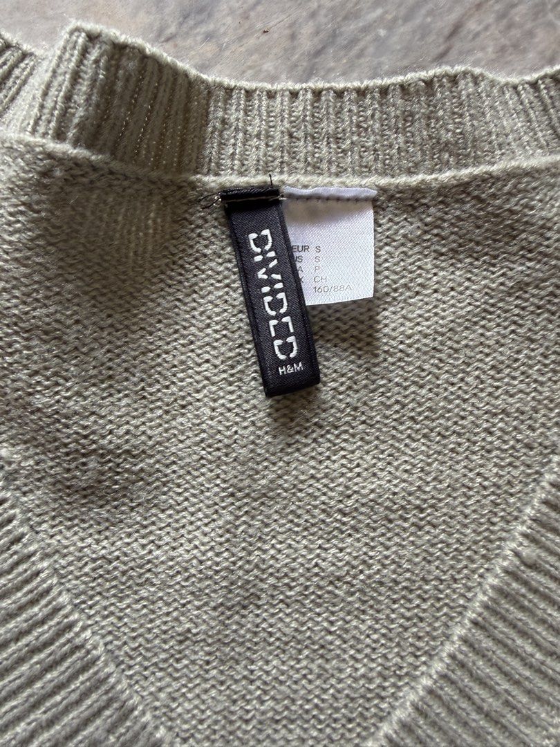 H&M Cardigan Top Longsleeve (Category: Longsleeves) located in Cainta. Submitted by veronicasdeclutter (Listing ID 1469172626, Image 3). Description: - never been used.
